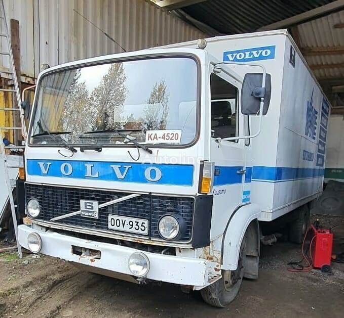 Volvo huoltoauto dobozos teherautó