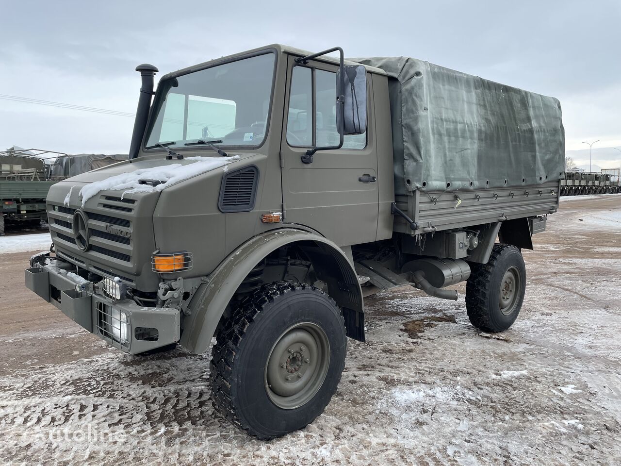 Mercedes-Benz Unimog U 4000 ponyvás teherautó